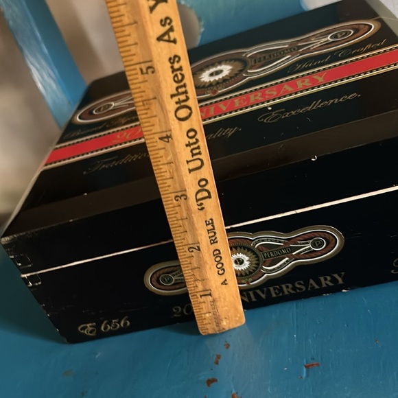 Perdomo 20th Anniversary Maduro SOLID WOOD Cigar Box - Picture 9 of 12